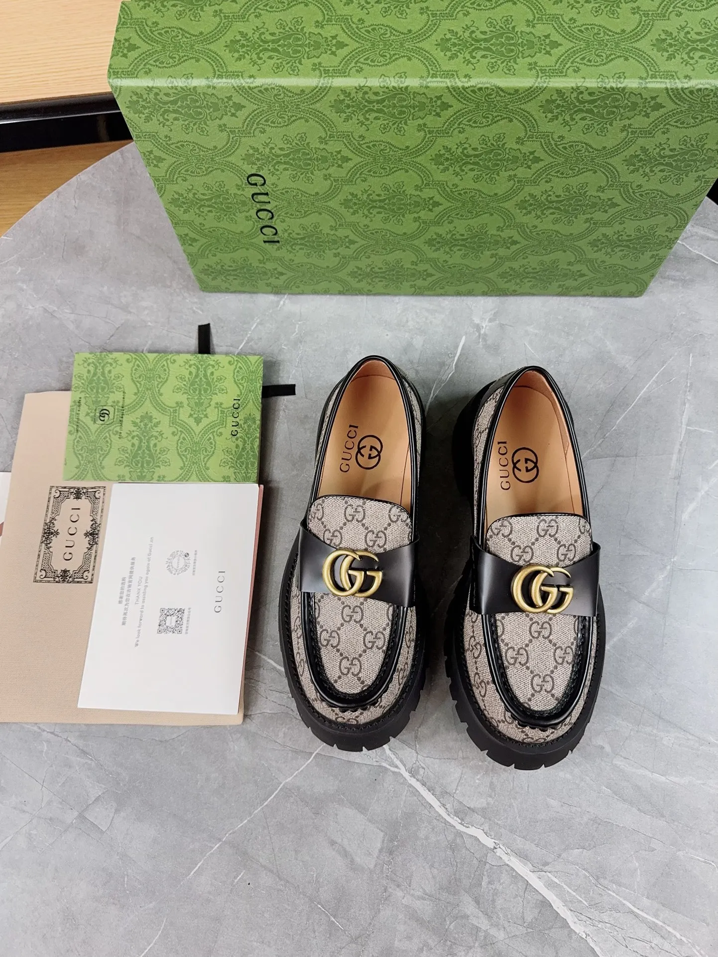 👟👟Ex-factory price 520👟👟Gucci2023 new model, double GG groove thick-soled Loaf platform shoes. The original version is made 1:1. Super beautiful quality, classic model at the counter. ❶Upper: original open edge beaded cowhide ❷Inner lining: water-dyed cowhide ❸Feet: water-dyed cowhide ❹Outsole: ultra-light original sole ❺thick sole heightening: 3.5cn ❻Packing: original packaging ❼Number: 35-42 (41 41 customized, non-returnable) Men's model: 38-46 (45, 46 customized, non-returnable)